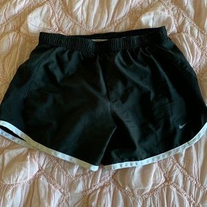 NIKE BLACK SHORTS